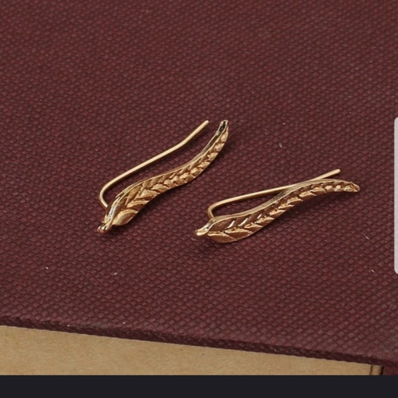 So cute GOLD leaf ear climber earrings - Picture 3 of 6